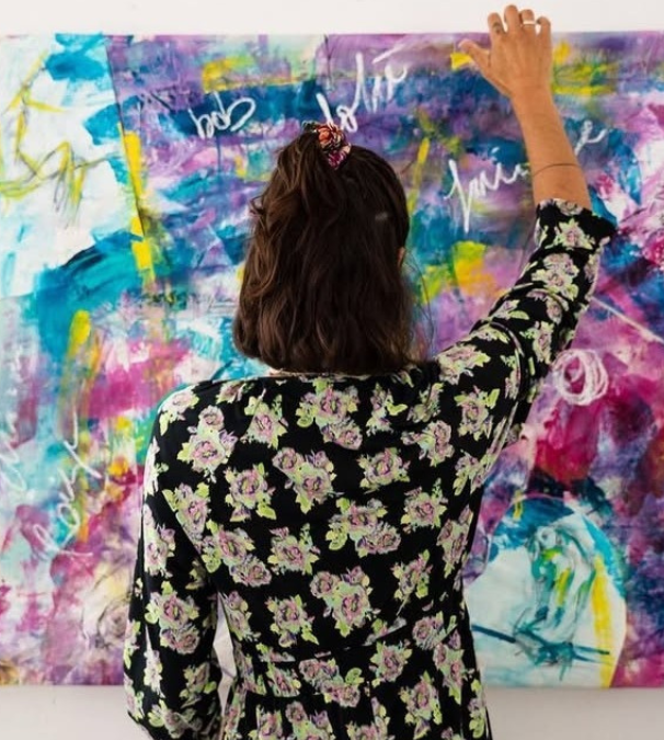 Marie Hué : Exploration de la féminité à travers la peinture contemporaine